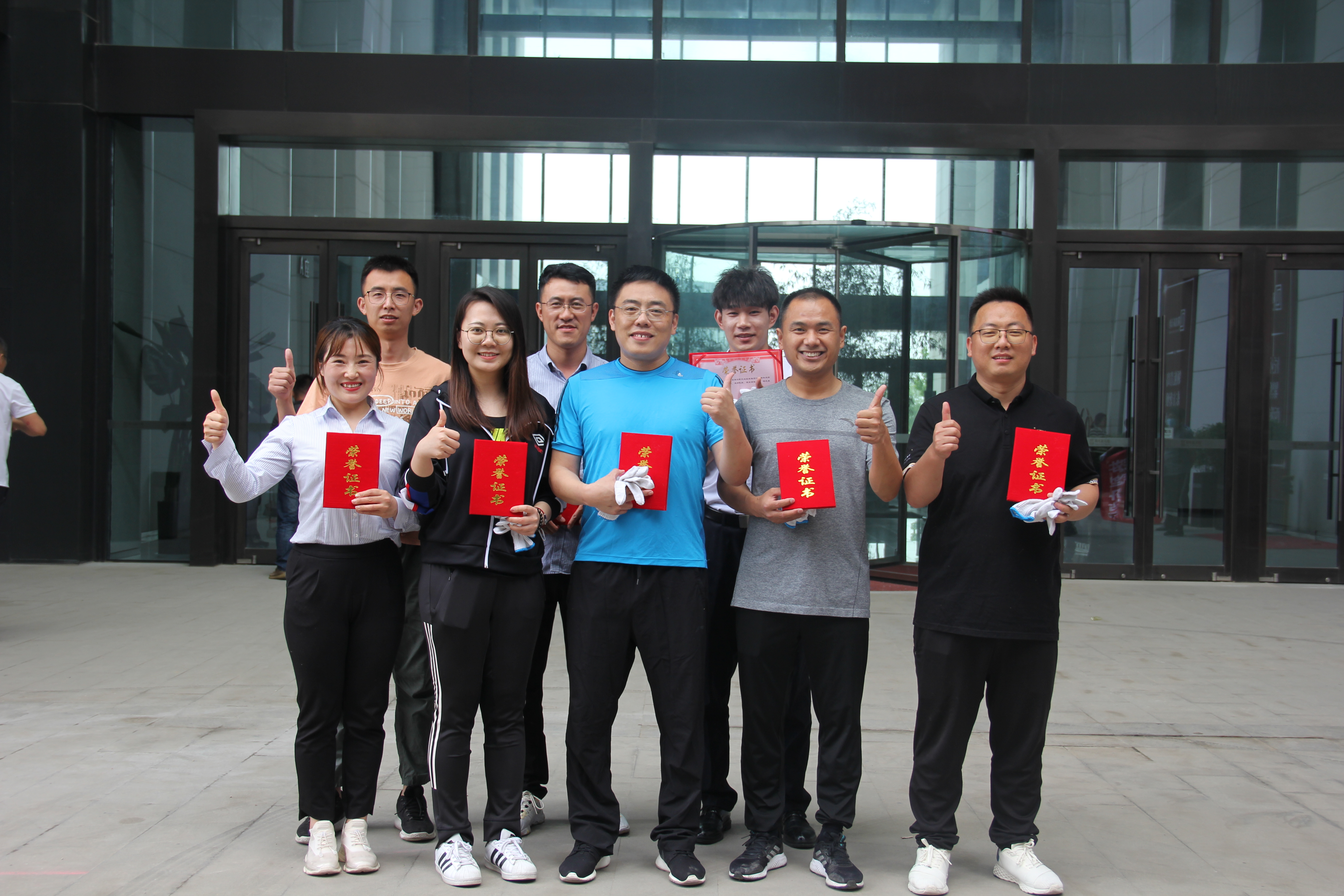 尊龙凯时举办拔河比赛庆祝集团成立十三周年